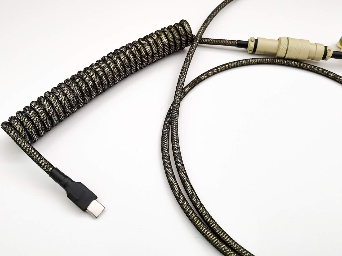 Beige keyboard cable with Aviator connector and blakc USB C connection