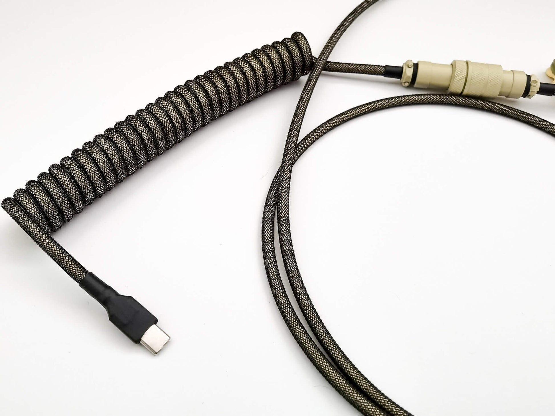Beige keyboard cable with Aviator connector and blakc USB C connection