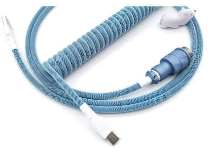 Keyboard cable in diifferent shades of blue. With USB C to A connection and Gx16 Aviator connector.