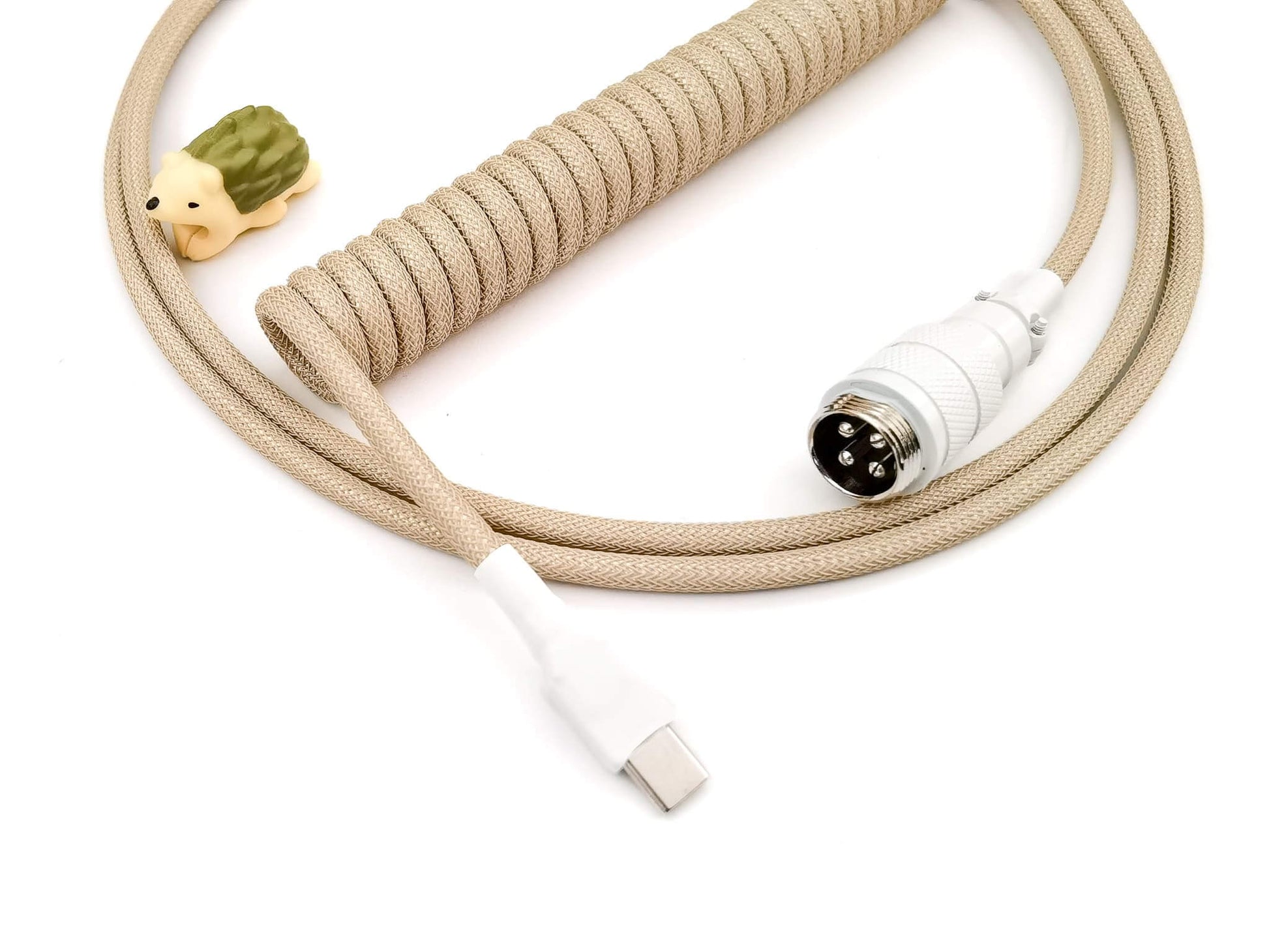 Keyboard cable in beige color with white Aviator and USB C conneciton and hedgehog cable bite protector