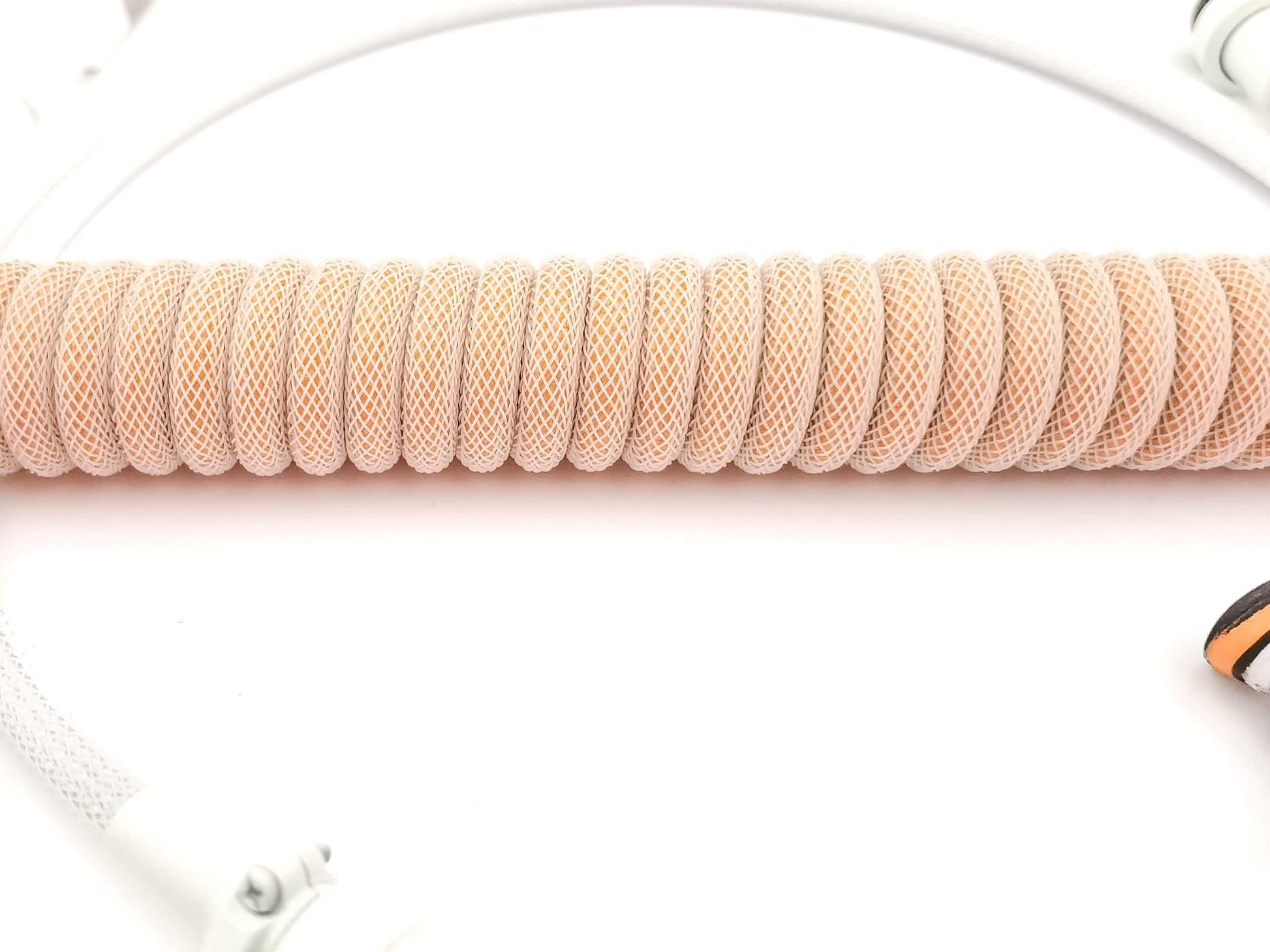 Coiled cable matching MOMOKA orange keycaps and other orange keycaps and mechanical keyboards.